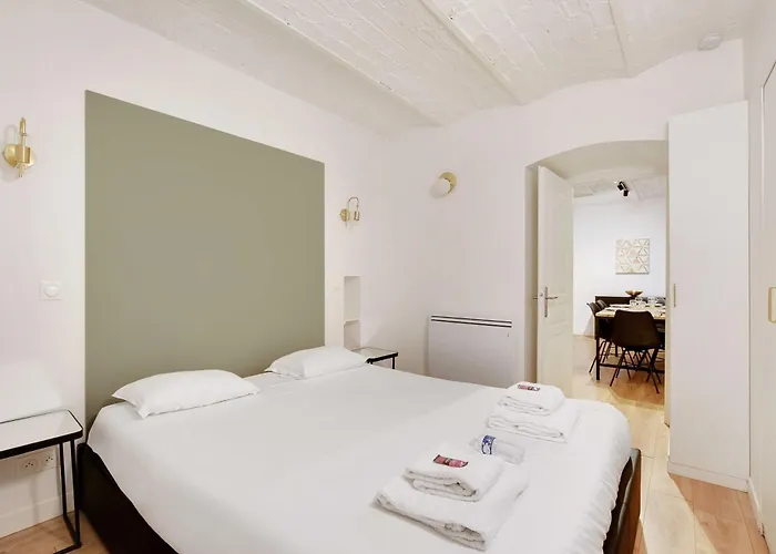 Spacious -2br 8p- Near Nation Appartement Parijs